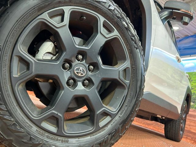 【純正18インチアルミホイール】外観にマッチした純正アルミホイールを装着しております。各種社外アルミホイールや、スタッドレスタイヤも取扱いしております。是非ご相談ください♪