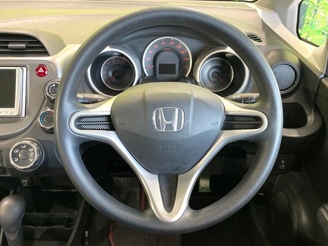 �C���e���A�ɍ��킹���f�U�C���̃X�e�A�����O�́A�^�]�������̂��Ƃ��l���A�^�]���₷���`��A�傫���ł��B�����x�A���ۂɐG���Ă��m���߂��������B