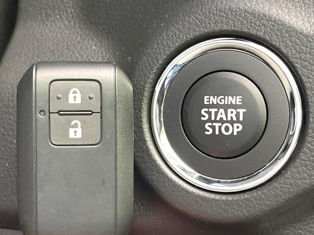 【キーレススタートシステム】カバンやポケットに入れたままでもドアの施錠・解錠が可能なスマートキーを装備。エンジンのオン・オフ時もカギを取り出す必要が無いからとっても便利です♪