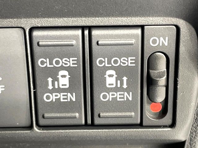 【両側パワースライドドア】スマートキーや運転席のスイッチで後席両側スライドドアの開閉が可能♪電動だから力を入れてドアを開ける必要が無く、小さなお子様でも簡単に開け閉めでき快適です♪