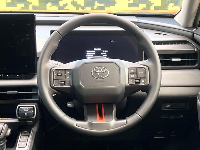 �C���e���A�ɍ��킹���f�U�C���̃X�e�A�����O�́A�^�]�������̂��Ƃ��l���A�^�]���₷���`��A�傫���ł��B�����x�A���ۂɐG���Ă��m���߂��������B