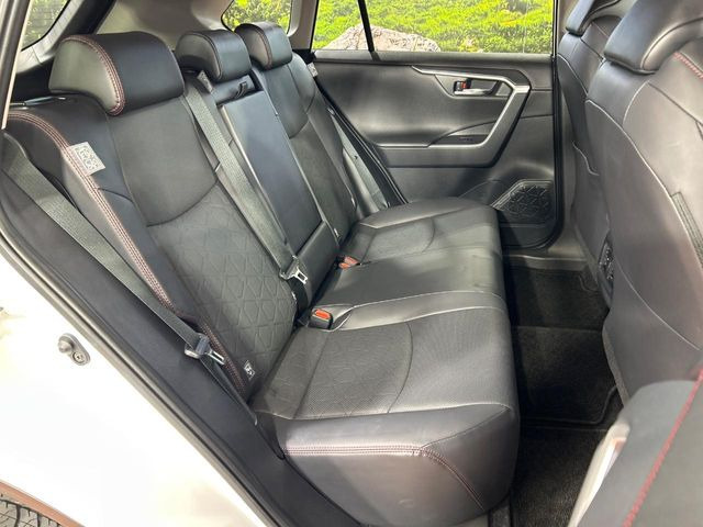 後部座席も気になるようなキズ・汚れやへたり等、大きなダメージはなく、良好な状態です。