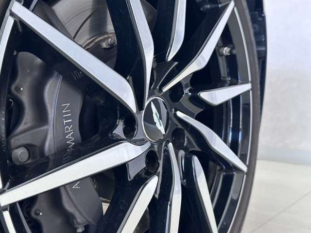 当店は屋内ショールームで天候問わず見学可能です。ソファ席もございますのでごゆっくり見学いただけます。