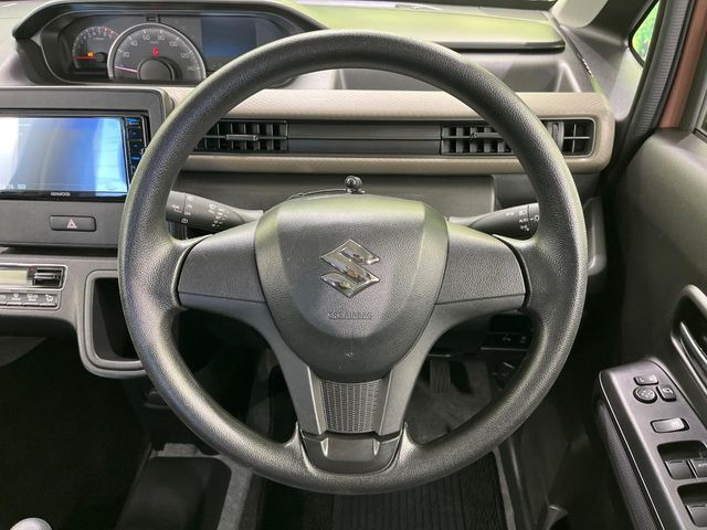 �C���e���A�ɍ��킹���f�U�C���̃X�e�A�����O�́A�^�]�������̂��Ƃ��l���A�^�]���₷���`��A�傫���ł��B�����x�A���ۂɐG���Ă��m���߂��������B