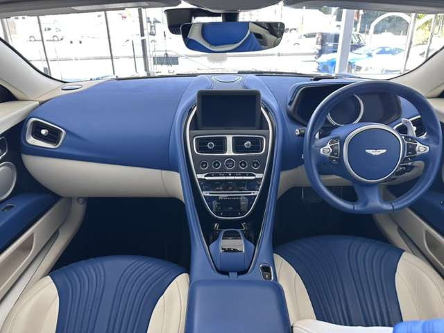 上質さと個性を兼ね備えた一台です。落ち着きのあるブルーと明るいアイボリーが室内を華やかに演出し、英国車ならではの気品と特別感を感じていただけます。