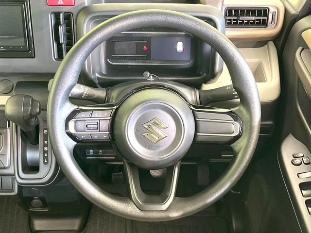 インテリアに合わせたデザインのステアリングは、運転される方のことも考え、運転しやすい形状、大きさです。是非一度、実際に触ってお確かめください。