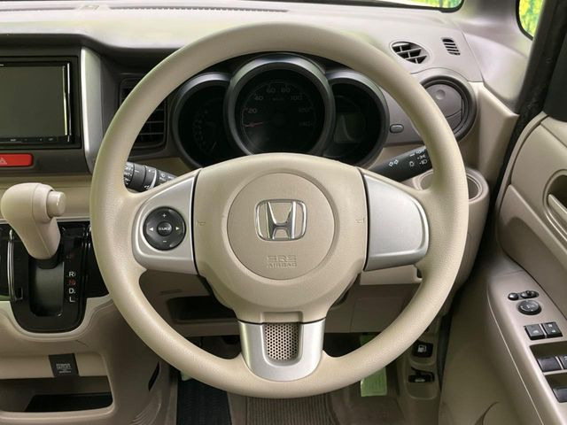 �C���e���A�ɍ��킹���f�U�C���̃X�e�A�����O�́A�^�]�������̂��Ƃ��l���A�^�]���₷���`��A�傫���ł��B�����x�A���ۂɐG���Ă��m���߂��������B