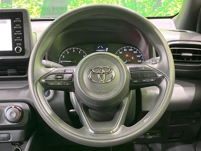 �C���e���A�ɍ��킹���f�U�C���̃X�e�A�����O�́A�^�]�������̂��Ƃ��l���A�^�]���₷���`��A�傫���ł��B�����x�A���ۂɐG���Ă��m���߂��������B