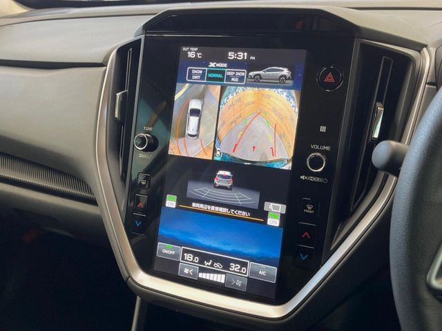 【マルチテレインモニター】車のフロントやサイドのカメラ画像を同時にモニター表示することで、悪路や狭い道を走行時でも周囲の状況確認ができ安心!本格SUVにうれしい装備です♪