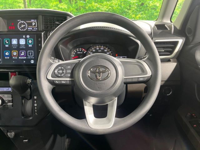 �C���e���A�ɍ��킹���f�U�C���̃X�e�A�����O�́A�^�]�������̂��Ƃ��l���A�^�]���₷���`��A�傫���ł��B�����x�A���ۂɐG���Ă��m���߂��������B