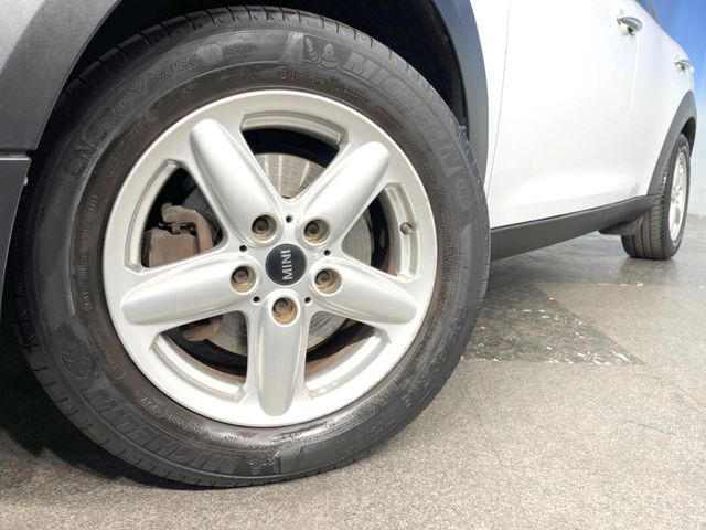 ●純正16インチアルミホイール:輸入車ならではの卓越した走りを支えるホイールと足回りです!日本車の走りに慣れている方にもぜひ体感して頂きたいほど、高いレベルでまとまっています!