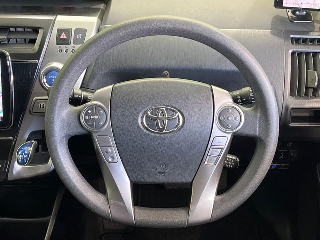 �C���e���A�ɍ��킹���f�U�C���̃X�e�A�����O�́A�^�]�������̂��Ƃ��l���A�^�]���₷���`��A�傫���ł��B�����x�A���ۂɐG���Ă��m���߂��������B