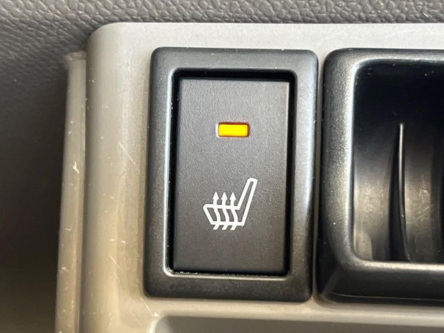 【シートヒーター】寒い日に重宝するシートヒーター!エアコンより早く温まってくれるので寒がりの人も安心ですね♪エアコンの温風は乾燥するから苦手、という方にもをおすすめです。