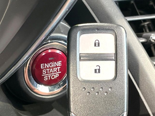 �yHonda�X�}�[�g�L�[�z�J�o����|�P�b�g�ɓ��ꂽ�܂܂ł��h�A�̎{���E�������\�ȃX�}�[�g�L�[�𑕔��B�G���W���̃I���E�I�t�����J�M�����o���K�v����������Ƃ��Ă��֗��ł���