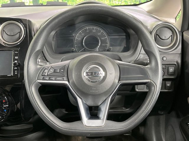 �C���e���A�ɍ��킹���f�U�C���̃X�e�A�����O�́A�^�]�������̂��Ƃ��l���A�^�]���₷���`��A�傫���ł��B�����x�A���ۂɐG���Ă��m���߂��������B