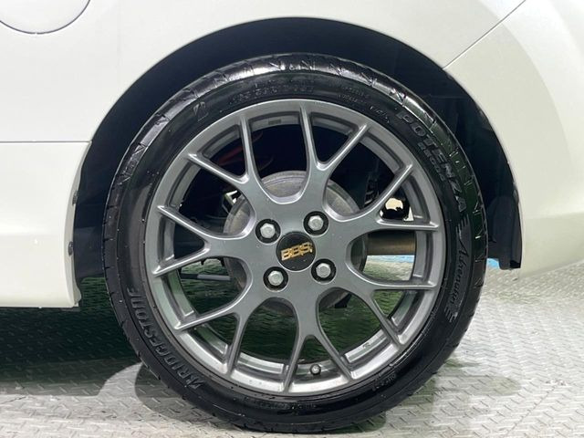 �y����16�C���`�A���~�z�C�[���z�O�ςɃ}�b�`���������A���~�z�C�[���𑕒����Ă���܂��B�e��ЊO�A���~�z�C�[����A�X�^�b�h���X�^�C�����戵�����Ă���܂��B���񂲑��k����������