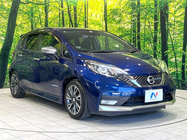 高透明度のガラス皮膜で撥水はもちろん、上質なツヤ・光沢を実現。紫外線や酸性雨から大切な愛車を保護し、色あせ・劣化を防止。「弾スプラッシュコート」、「弾プリミッサコート」からお選びいただけます。