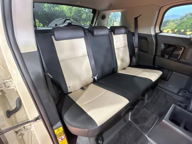 広々とした2列目シートは居住性が高く、居心地も快適!友達や家族とのお出かけにぴったりです。ベビーシートやチャイルドシート使用時も快適にお過ごしいただける十分な空間を確保しています。