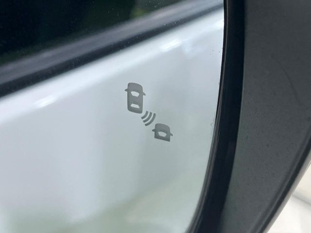 【ブラインドスポットモニター】走行中、ドアミラーの死角になりやすい箇所に後続車が接近するとサイドミラーのレンズに警告を表示!ドライバーに注意喚起をしてくれます。