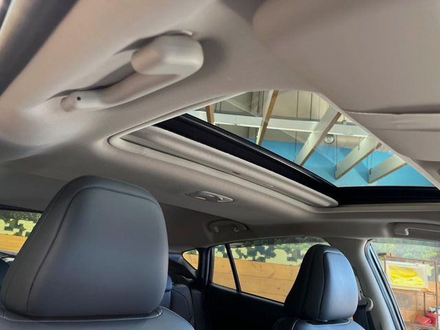【サンルーフ】開放感たっぷりの希少装備、サンルーフが装着されています!車内に明かりを取り入れたり景色を楽しむ以外にも、車内の空気も簡単に換気できて快適です!