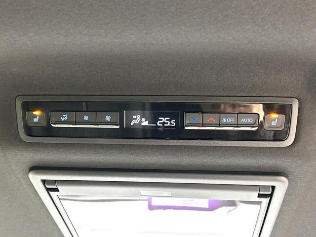 【快適利便パッケージ】寒い日に重宝するシートヒーターを後席にも装備!エアコンより早く温まってくれるので寒がりの人も安心ですね♪エアコンの温風は乾燥するから苦手、という方にもをおすすめです。