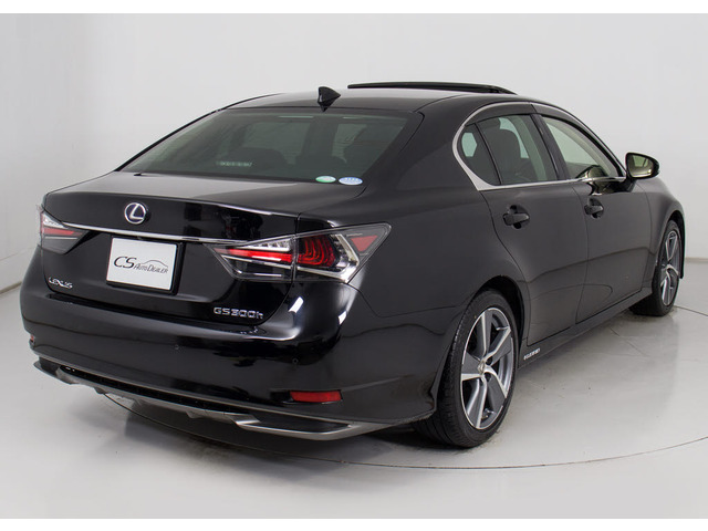 個性的なリアビューで御座います。精悍な佇まいは高級車ならではです。