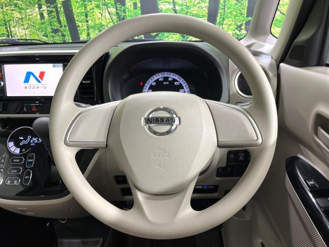 �C���e���A�ɍ��킹���f�U�C���̃X�e�A�����O�́A�^�]�������̂��Ƃ��l���A�^�]���₷���`��A�傫���ł��B�����x�A���ۂɐG���Ă��m���߂��������B