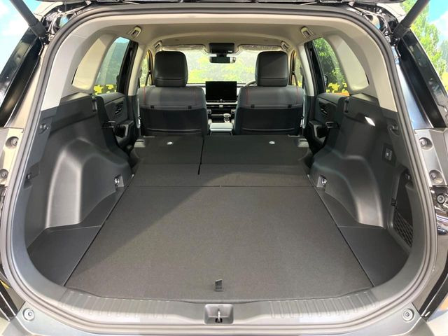 ���i�̂���������ʋ΁A���}���ɏ\���ȉ׎��X�y�[�X���m�ۂ��Ă���܂��B�Z�J���h�V�[�g��|���ƁA�傫�ȉו��̐ύڂ��\�ł���