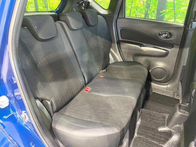 後部座席も気になるようなキズ・汚れやへたり等、大きなダメージはなく、良好な状態です。