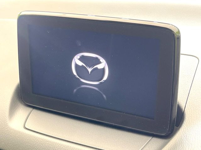 �y8�C���`�}�c�_�R�l�N�g�z�ԓ��̕��͋C�Ƀ}�b�`������^�̃f�B�X�v���C�B�X�}�z�ڑ��ł̃i�r�g�p��Bluetooth�Đ����A�l�X�ȋ@�\���y���߂܂��B�����I�ȃ_�C�������삪�\�ŁA�g��������ǍD�ł��B