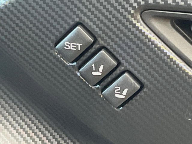 【メモリー機能付きパワーシート】ドライバーごとに設定したシート位置を記憶して、ボタン一つで切り替えできる便利な機能!運転する方が複数名いらっしゃるご家庭におすすめです♪