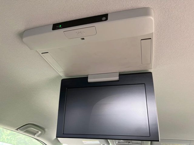 【フリップダウンモニター】大画面モニターで後席でもエンタメをお楽しみいただけます。小さなお子様にも大人気の装備です♪