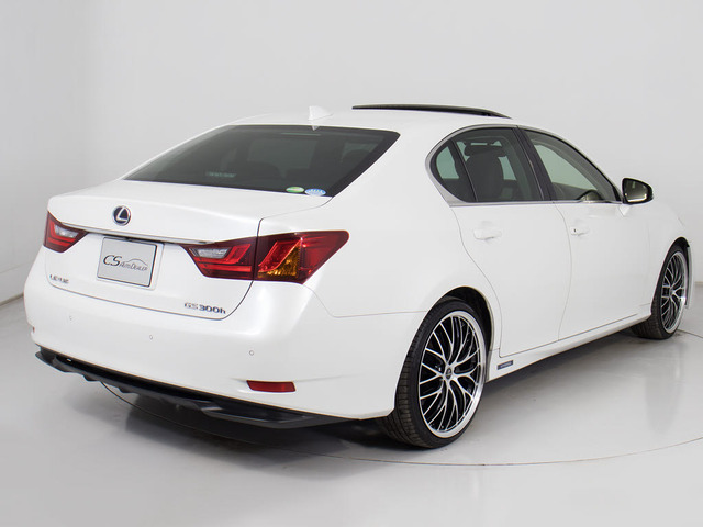 個性的なリアビューで御座います。精悍な佇まいは高級車ならではです。