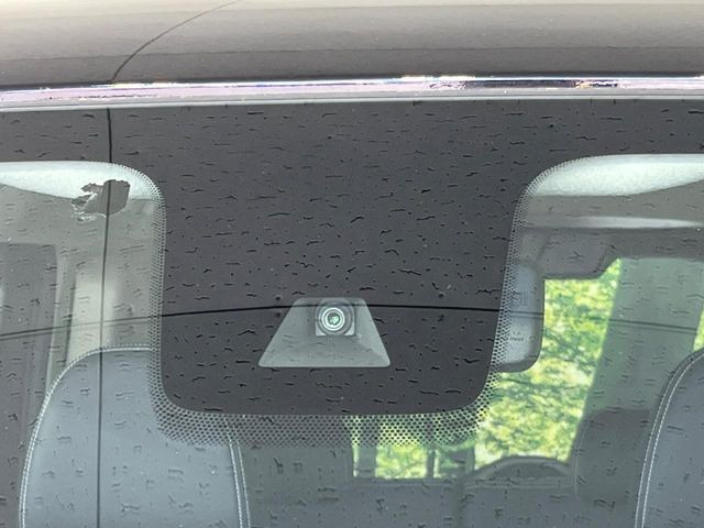 【三菱e-Assist】走行中に前方の車両等を認識し、衝突しそうな時は警報とブレーキで衝突回避と被害軽減をアシスト。より安全にドライブをお楽しみいただけます。