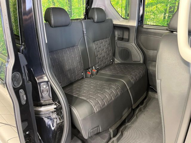 後部座席も気になるようなキズ・汚れやへたり等、大きなダメージはなく、良好な状態です。