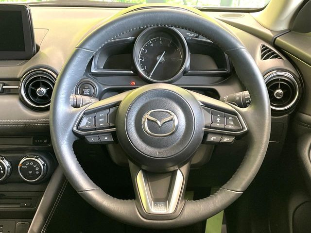 �C���e���A�ɍ��킹���f�U�C���̃X�e�A�����O�́A�^�]�������̂��Ƃ��l���A�^�]���₷���`��A�傫���ł��B�����x�A���ۂɐG���Ă��m���߂��������B