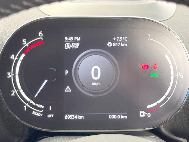 ���}���`�f�B�X�v���C���[�^�[:�S�̂��t���p�l���ƂȂ��Ă����i�I�ȃ��[�^�[�p�l���B�ʏ�̃X�s�[�h���[�^�[�Ƃ��Ă̋@�\�͂������A�I�[�f�B�I�@�\�̊m�F�E������ł��A�^�]�ɏW�����₷���Ȃ��Ă���܂��B