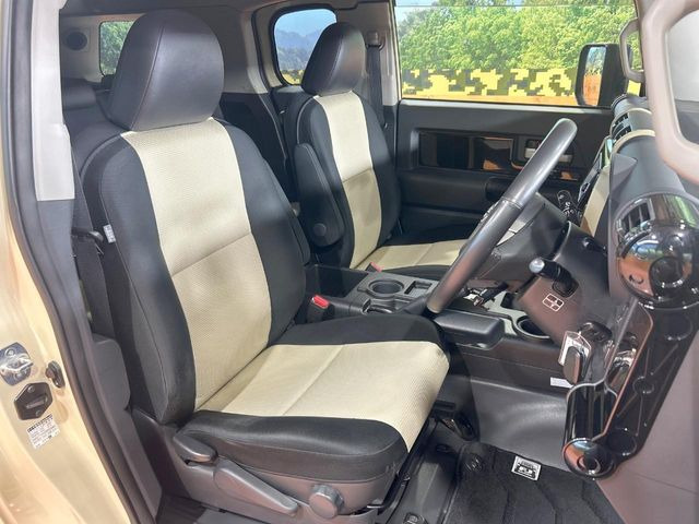 運転席まわりには十分なスペースがあり、大柄な方でもゆったり運転していただける環境です。