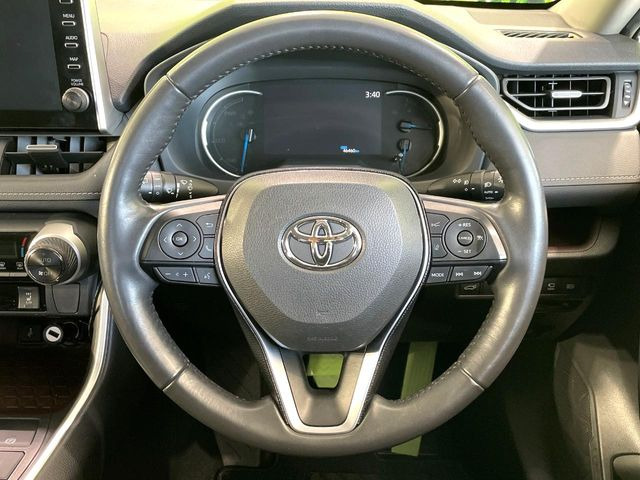 �C���e���A�ɍ��킹���f�U�C���̃X�e�A�����O�́A�^�]�������̂��Ƃ��l���A�^�]���₷���`��A�傫���ł��B�����x�A���ۂɐG���Ă��m���߂��������B