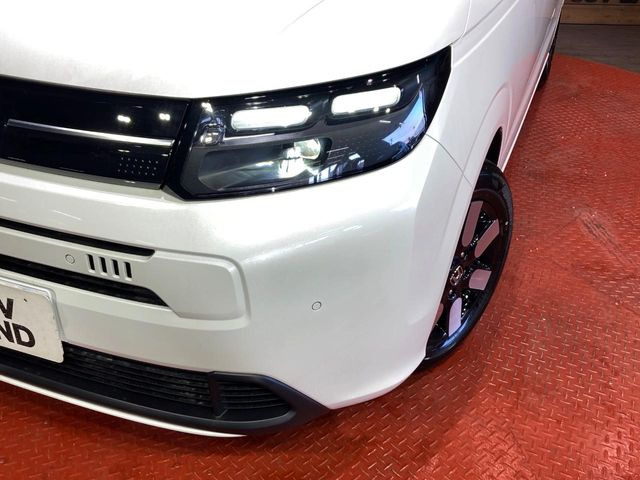 【LEDヘッドライト】悪天候や夜間走行時も良好な視界を確保し安心して運転できる高輝度LEDヘッドライトを装備!点灯速度が早く、消費電力も抑えられています。