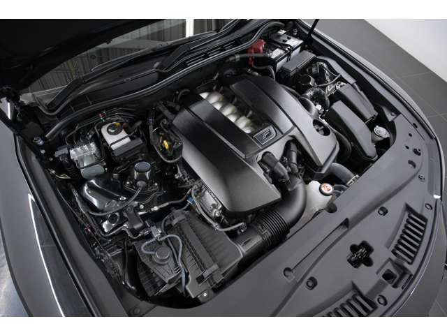 5.0L V�^8�C��DOHC�A481ps/54.6kgm�A�S��&times;�S��&times;�S��mm 4760&times;1840&times;1435mm�A�ԗ��d�� 1740kg