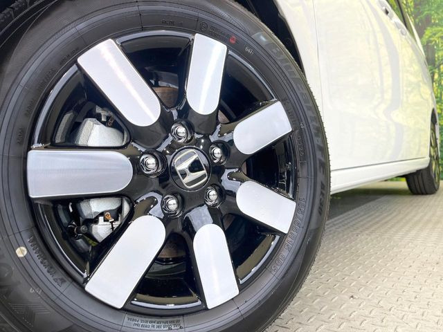 【純正15インチアルミホイール】外観にマッチした純正アルミホイールを装着しております。各種社外アルミホイールや、スタッドレスタイヤも取扱いしております。是非ご相談ください♪