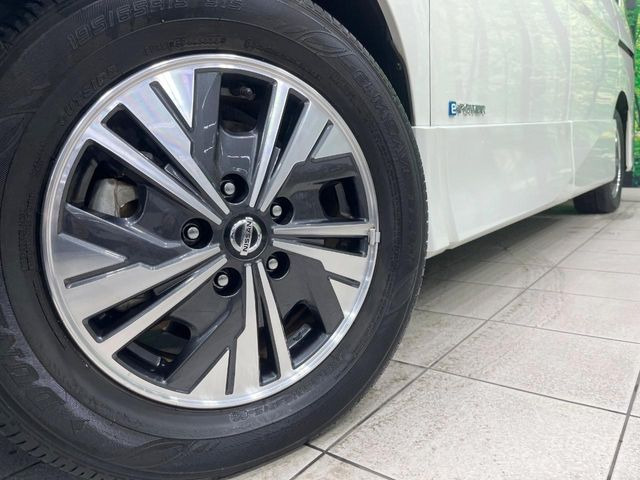 【純正15インチアルミホイール】外観にマッチした純正アルミホイールを装着しております。各種社外アルミホイールや、スタッドレスタイヤも取扱いしております。是非ご相談ください♪