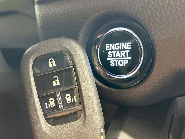 �yHonda�X�}�[�g�L�[�z�J�o����|�P�b�g�ɓ��ꂽ�܂܂ł��h�A�̎{���E�������\�ȃX�}�[�g�L�[�𑕔��B�G���W���̃I���E�I�t�����J�M�����o���K�v����������Ƃ��Ă��֗��ł���