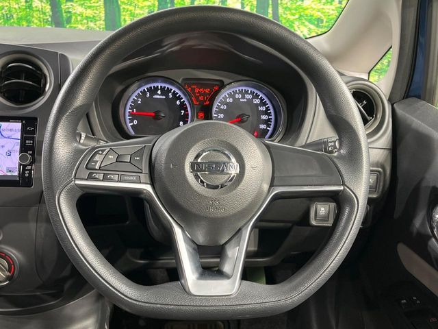 �C���e���A�ɍ��킹���f�U�C���̃X�e�A�����O�́A�^�]�������̂��Ƃ��l���A�^�]���₷���`��A�傫���ł��B�����x�A���ۂɐG���Ă��m���߂��������B