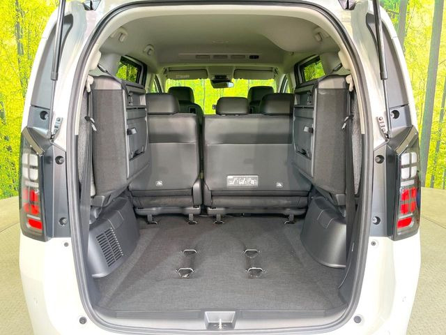 普段のお買い物や通勤、送迎等に十分な荷室スペースを確保しております。セカンドシートを倒すと、大きな荷物の積載も可能です♪
