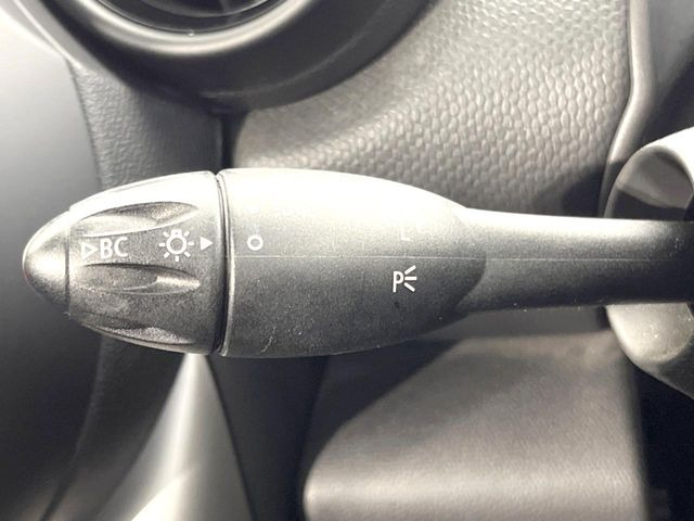 ●ウィンカーレバー:国産車とは逆の左側に設置されるウィンカーレバー。
