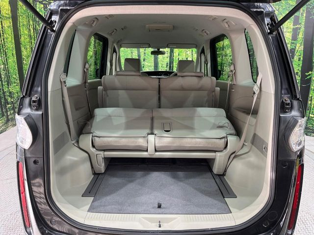 ���i�̂���������ʋ΁A���}���ɏ\���ȉ׎��X�y�[�X���m�ۂ��Ă���܂��B�Z�J���h�V�[�g��|���ƁA�傫�ȉו��̐ύڂ��\�ł���