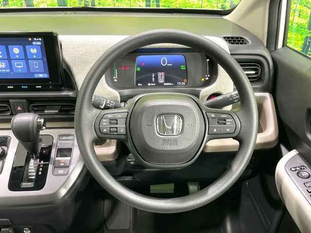 インテリアに合わせたデザインのステアリングは、運転される方のことも考え、運転しやすい形状、大きさです。是非一度、実際に触ってお確かめください。