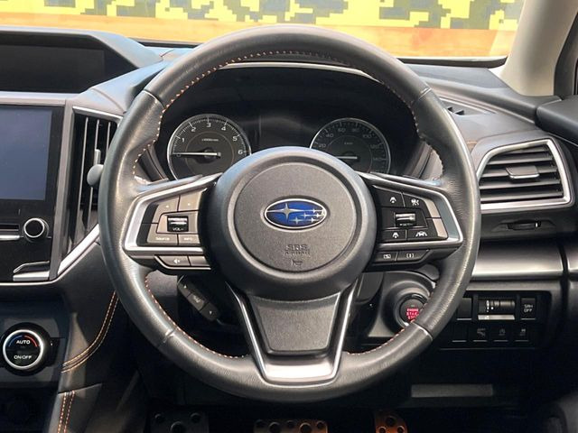 �C���e���A�ɍ��킹���f�U�C���̃X�e�A�����O�́A�^�]�������̂��Ƃ��l���A�^�]���₷���`��A�傫���ł��B�����x�A���ۂɐG���Ă��m���߂��������B